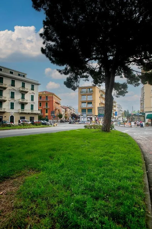 Ma & Ma Luxury Apartment: Beachfront Retreat with Private Parking Sestri Levante